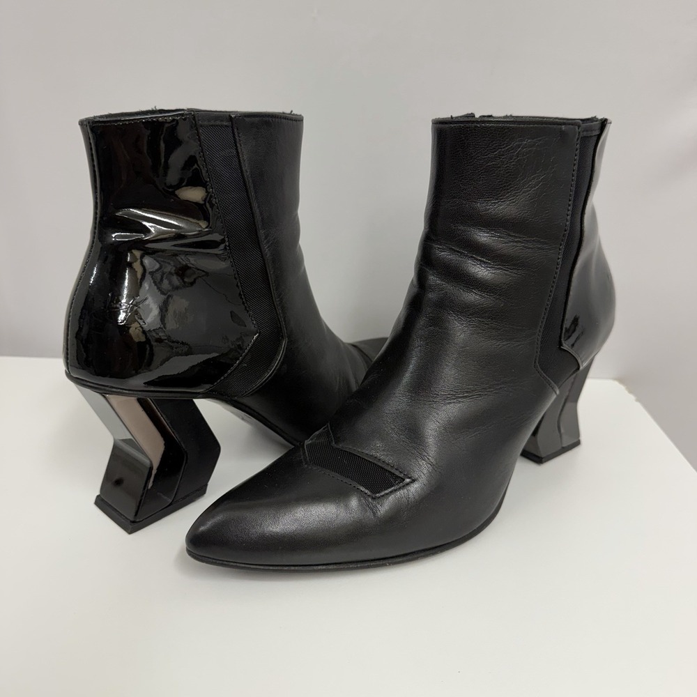 John Fluevog Leather High Ankle Boots Booties Black Sculpted Heels Dust Bag Sz 8 - Picture 2 of 10